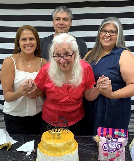 Yolanda C. Gonzalez photo gallery thumbnail 316 of 357