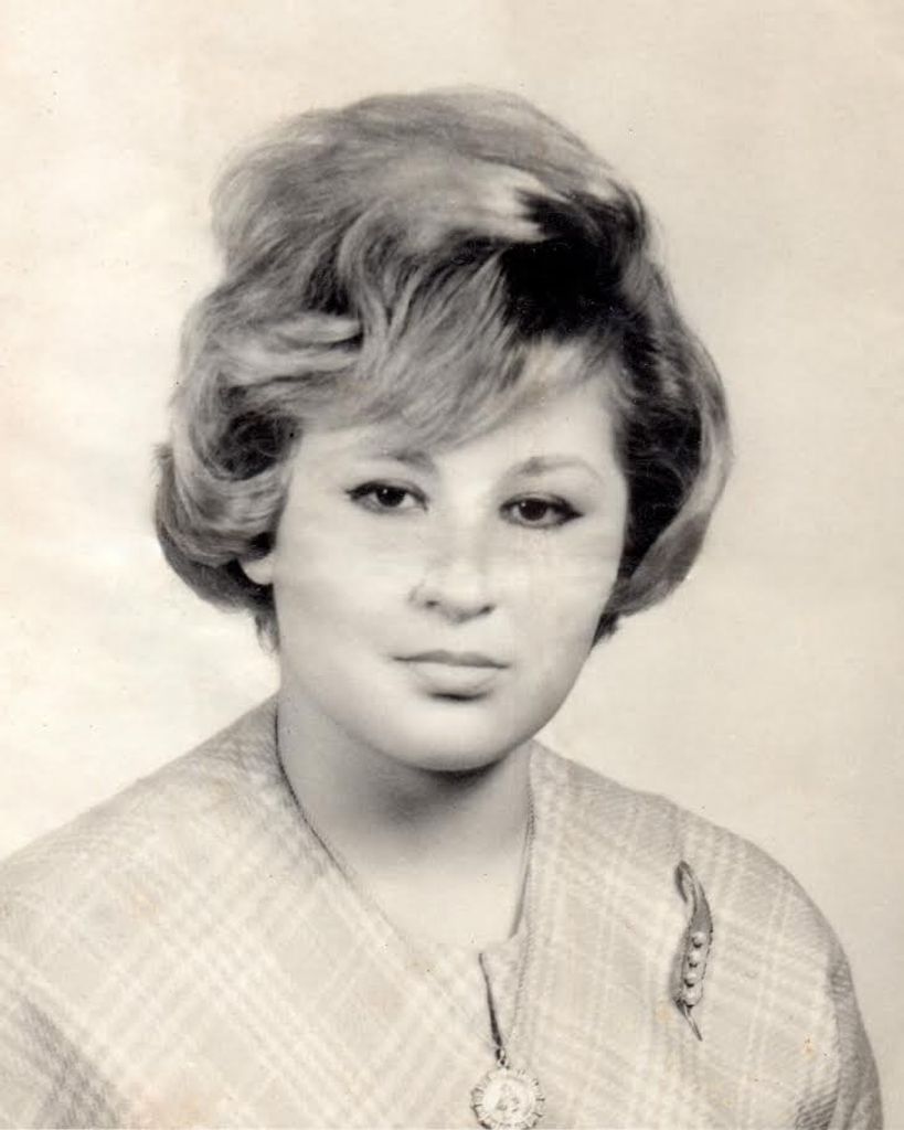Nell Albatrino Profile Photo