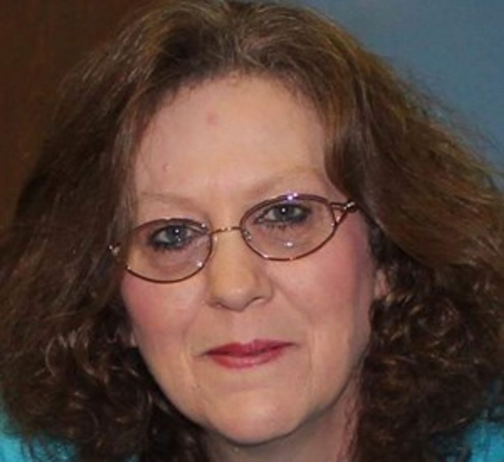 Lisa M Curry
