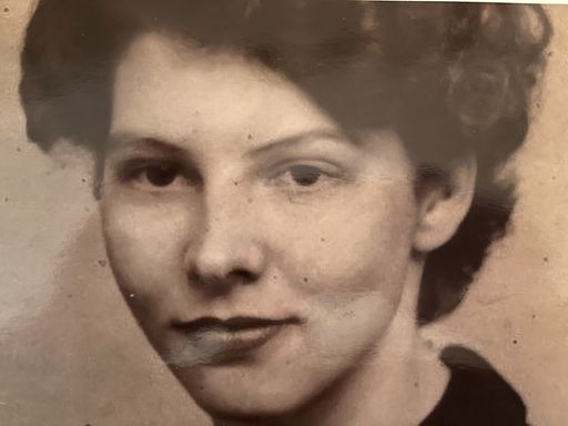 Evelyn Schroeder photo gallery thumbnail 6 of 6