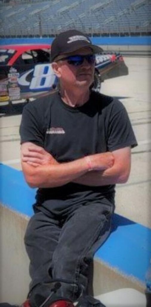 Dustin Lee Hollembeak Profile Photo