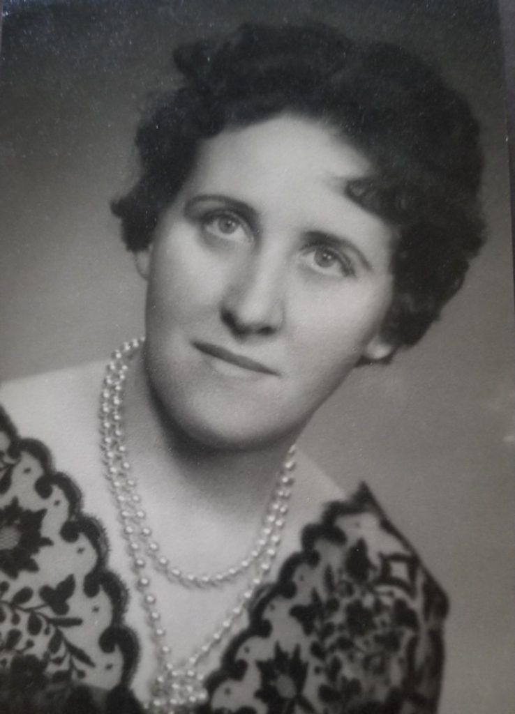 Olah, Ilona