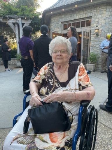 Shirley Veer photo gallery thumbnail 1 of 1