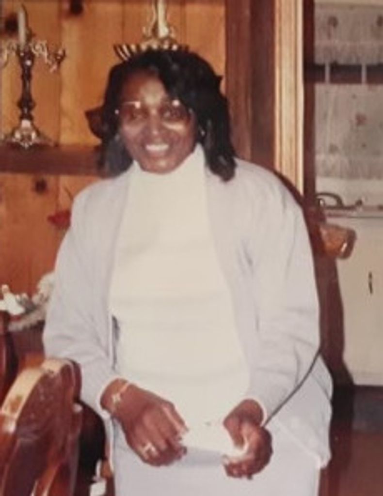 Elizabeth Bates Profile Photo