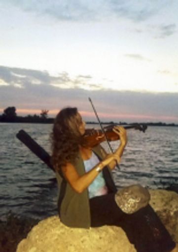 Kari Lin Lasee photo gallery thumbnail 3 of 4
