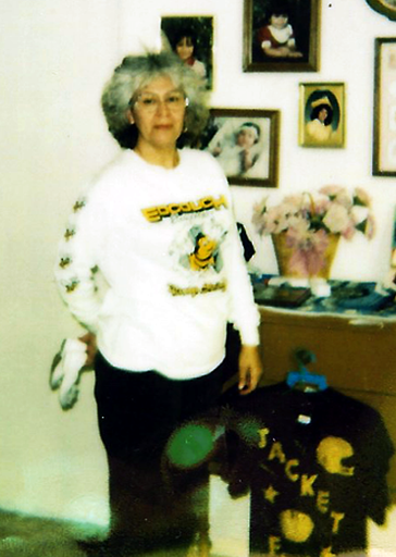 Yolanda C. Gonzalez photo gallery thumbnail 81 of 357