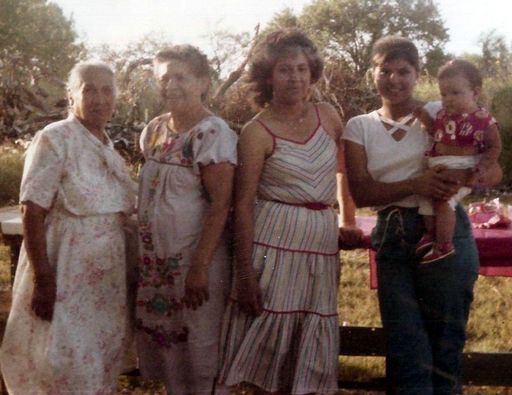 Yolanda C. Gonzalez photo gallery thumbnail 58 of 357
