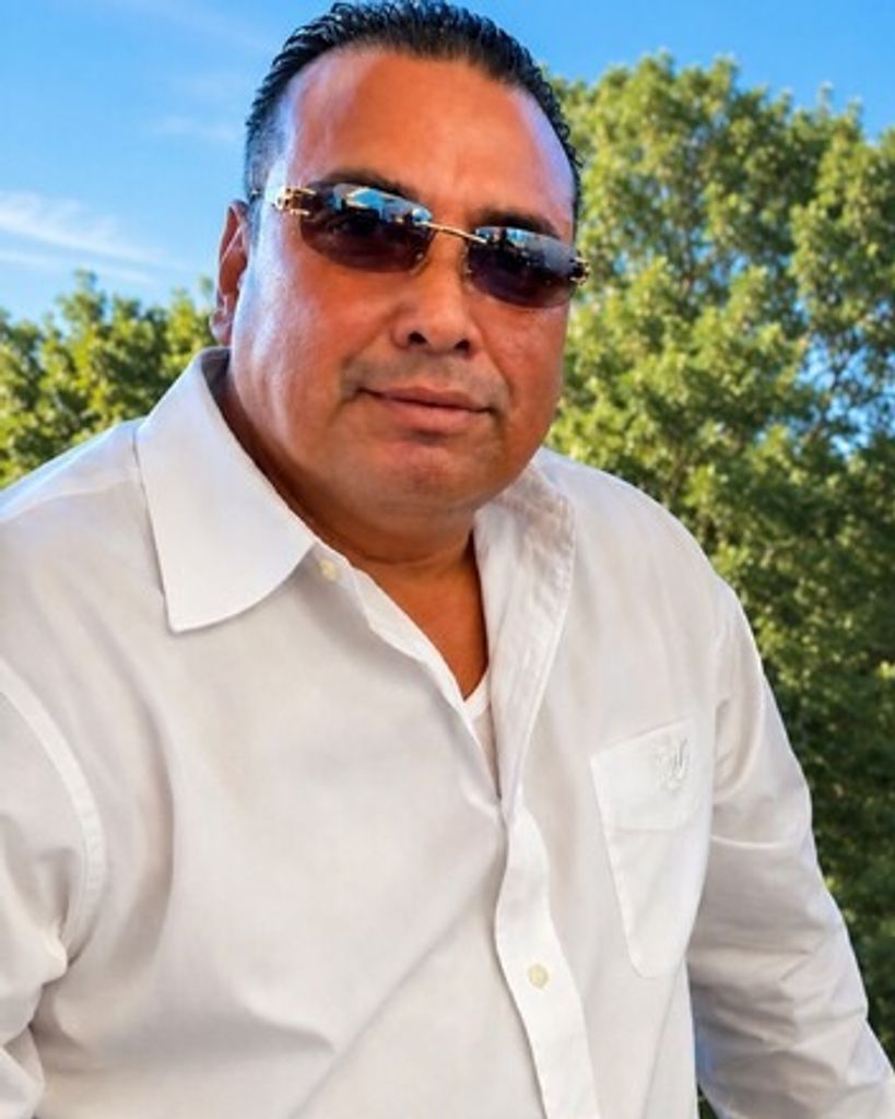 Robert Navarro Profile Photo