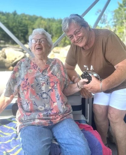 Lori Newcomb photo gallery thumbnail 89 of 130