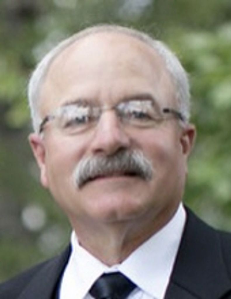 Christopher J Hensien