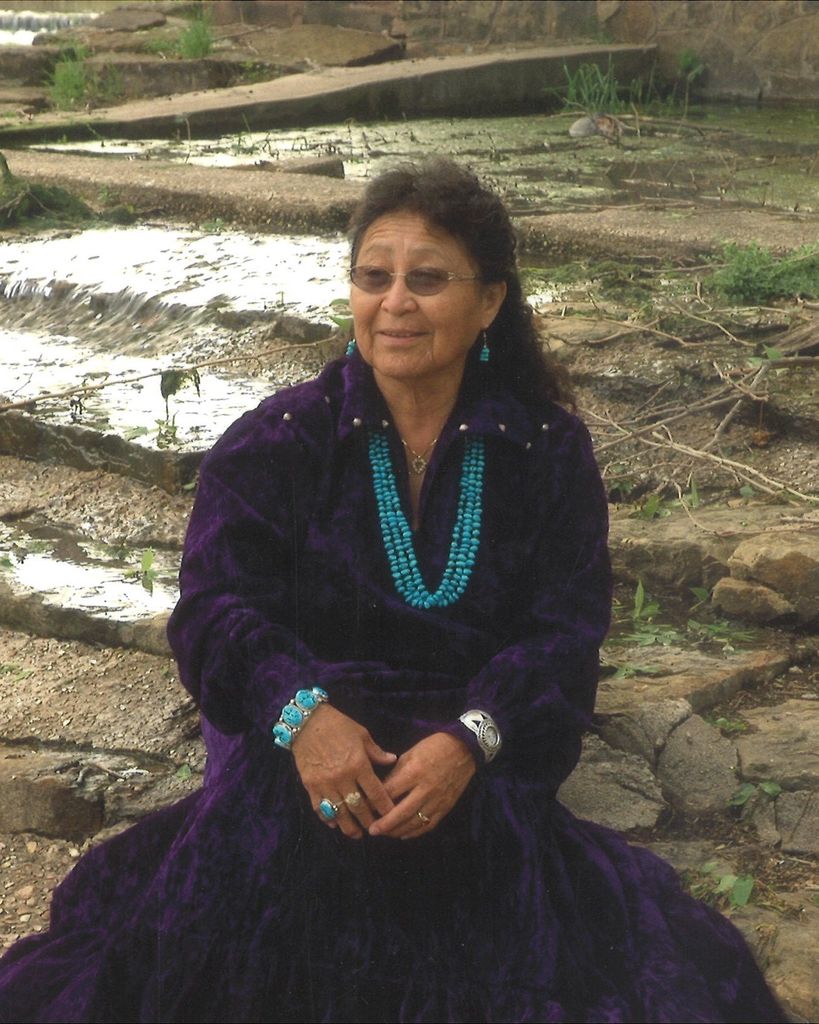 Lois Deneltsoi Lee