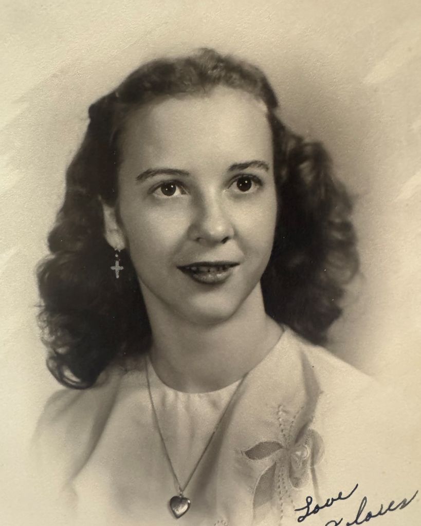 Dolores "Doe" Lee Robertson
