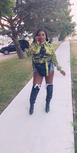 Stephanie Douglas photo gallery thumbnail 4 of 33