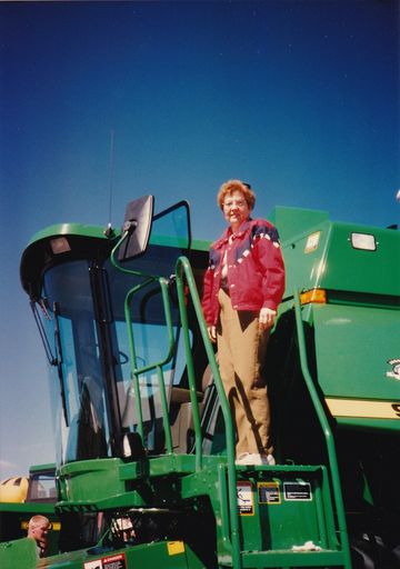 Verna F. Edwards Strandlund photo gallery thumbnail 11 of 75
