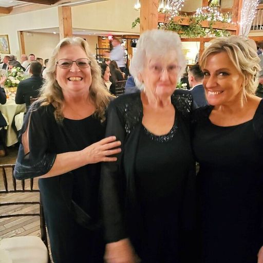 Lori Newcomb photo gallery thumbnail 34 of 130
