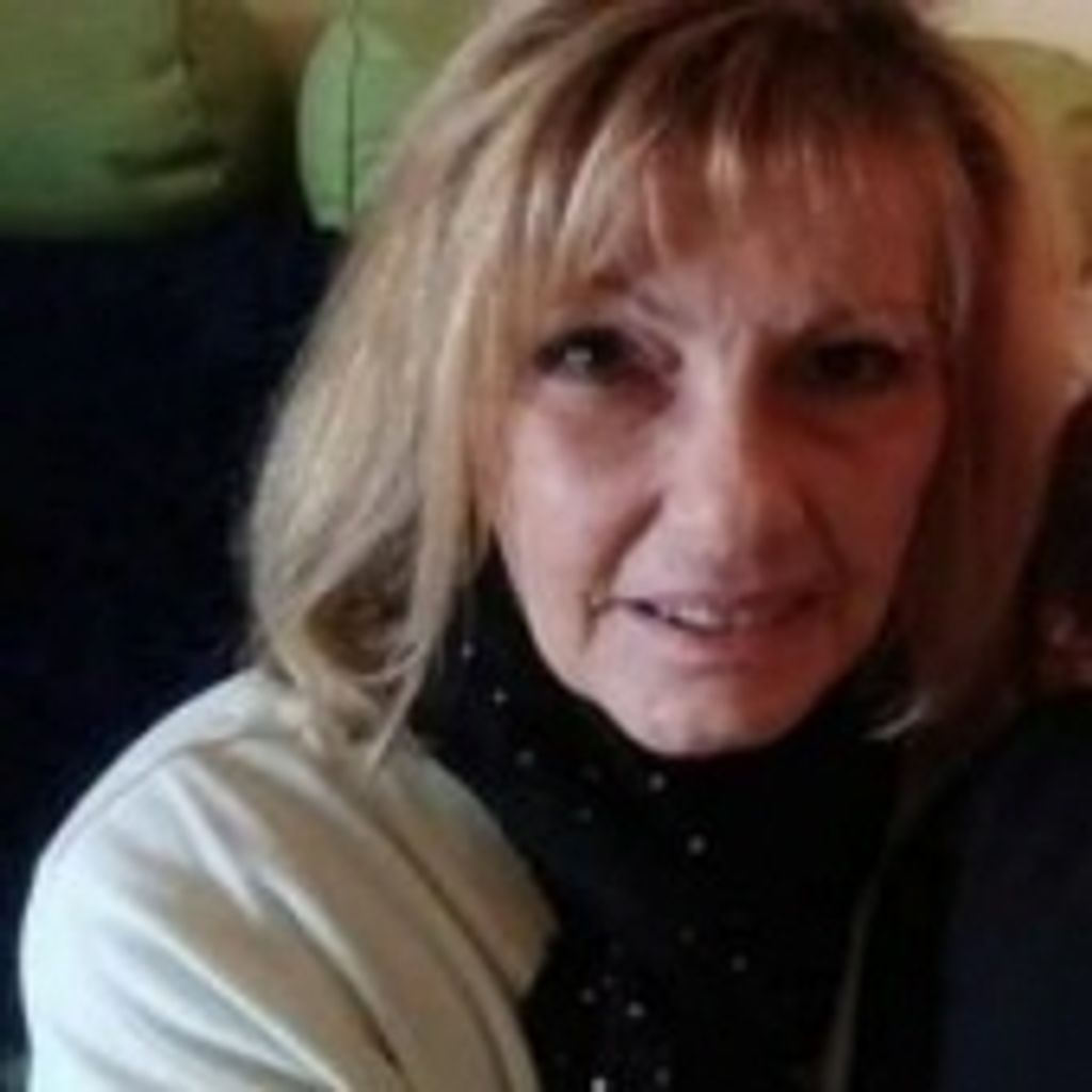 Janet Csaszar Leighton