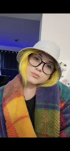Kendra Giesbrecht photo gallery thumbnail 2 of 17