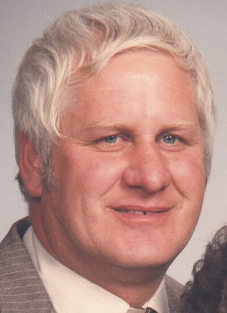 Elden Lowell Schneider Profile Photo