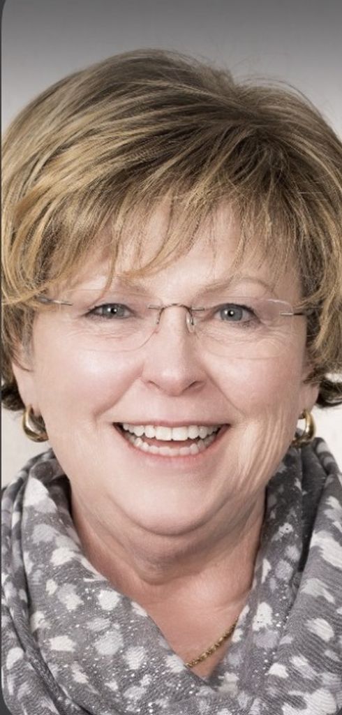 Julie Anne Hayes Profile Photo
