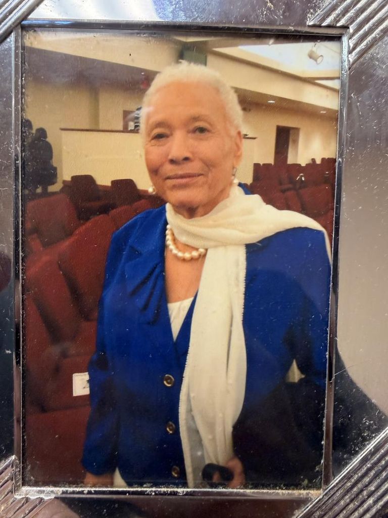 Lola Barbara Cook Profile Photo