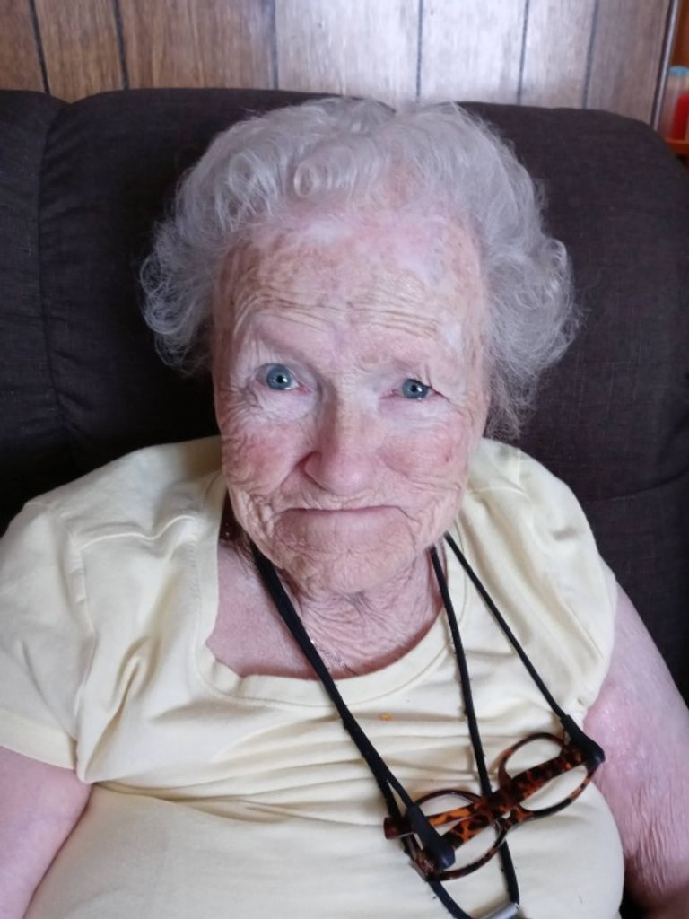 Kae Lue (Hall)  Knutti Profile Photo