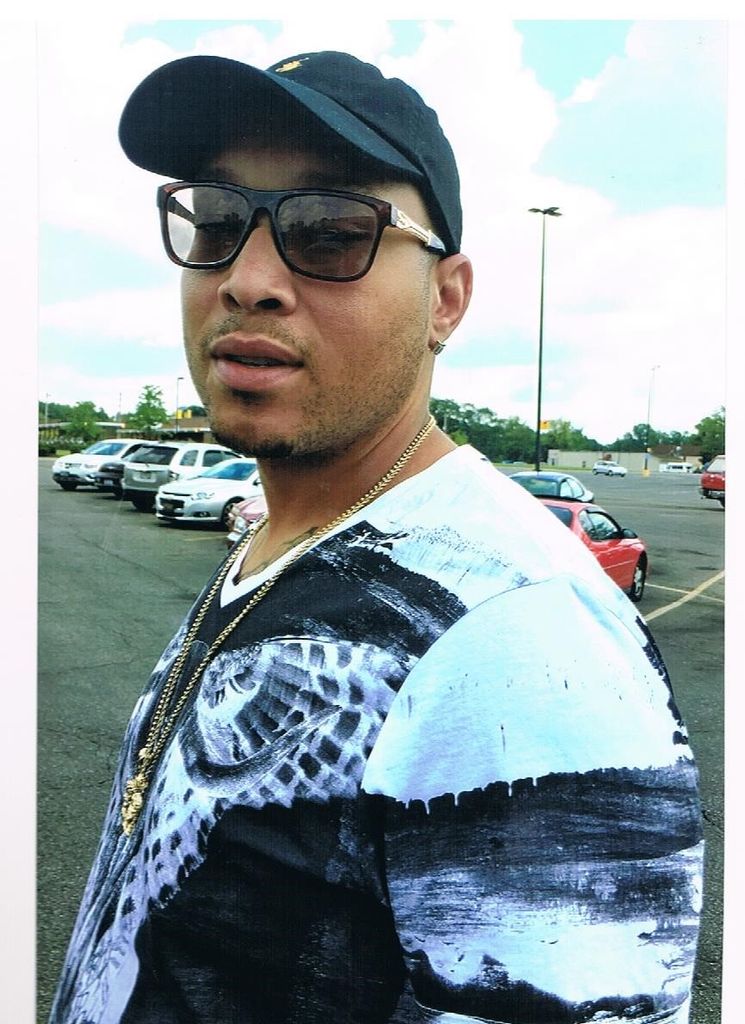 Chaz Robertson Profile Photo