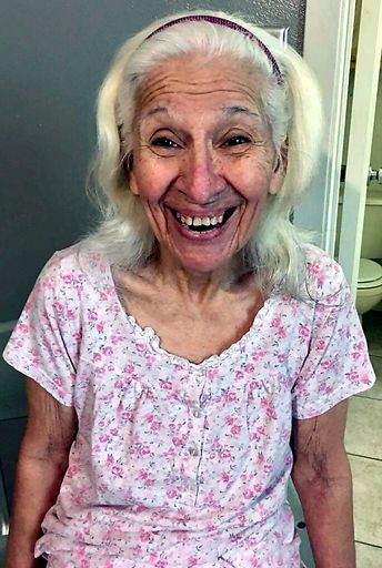 Yolanda C. Gonzalez photo gallery thumbnail 256 of 357
