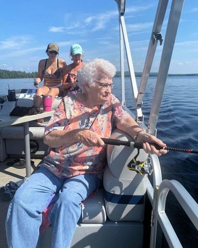 Lori Newcomb photo gallery thumbnail 72 of 130