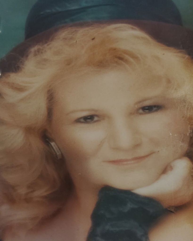 Debora Komoromi Profile Photo