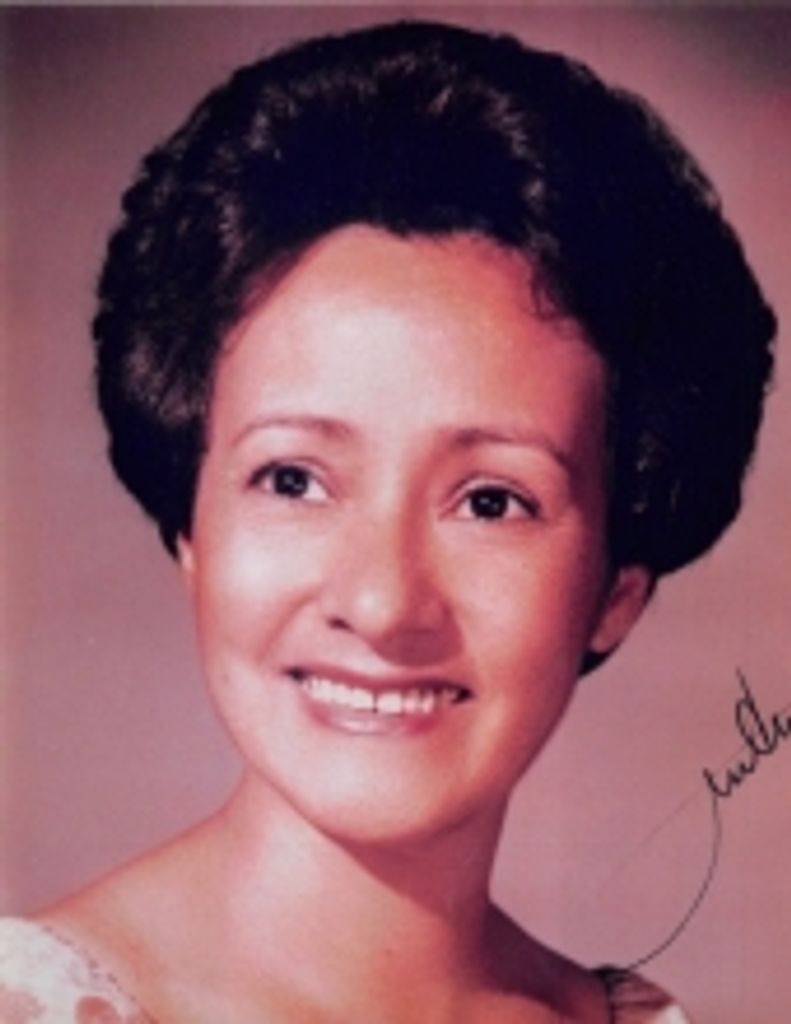 Aída  María  Holguín
