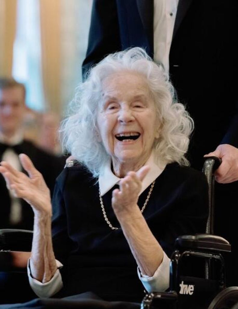 Evelyn "Eve" (Reczek)  Brown