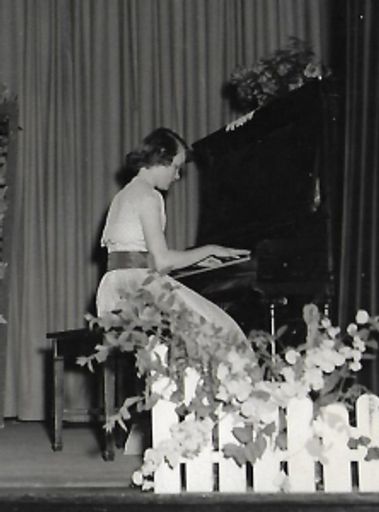 Marlys Van Hauen photo gallery thumbnail 30 of 71