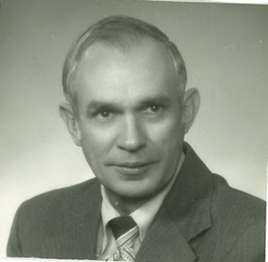 Roy E Casebier